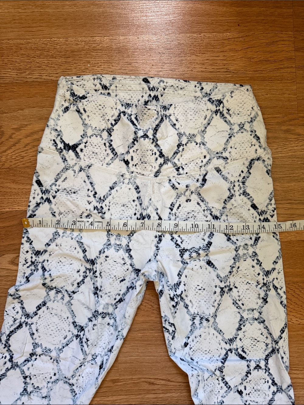 Varley Cream and Blue Snake-Print Leggings and Bra - Picture 10 of 11